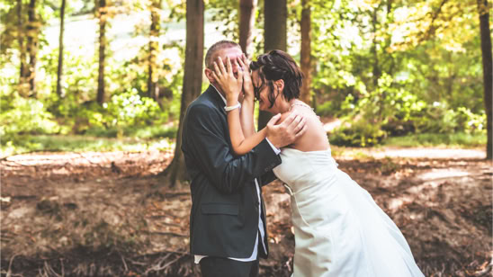 Photo de couple explose de rire