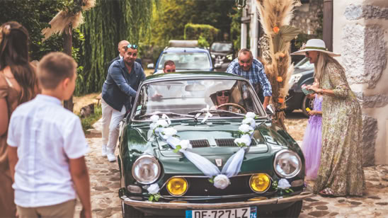 Arrivée des invités en voiture de collection