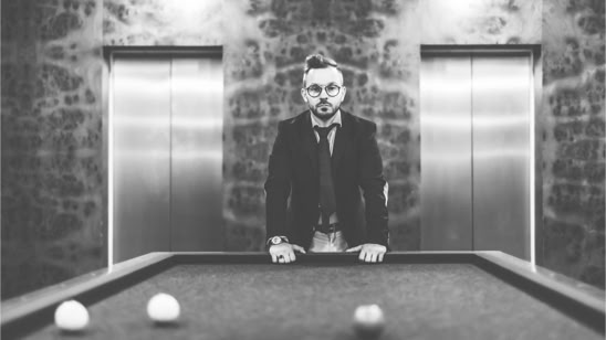 Chef d'entreprise en pose devant le Billard